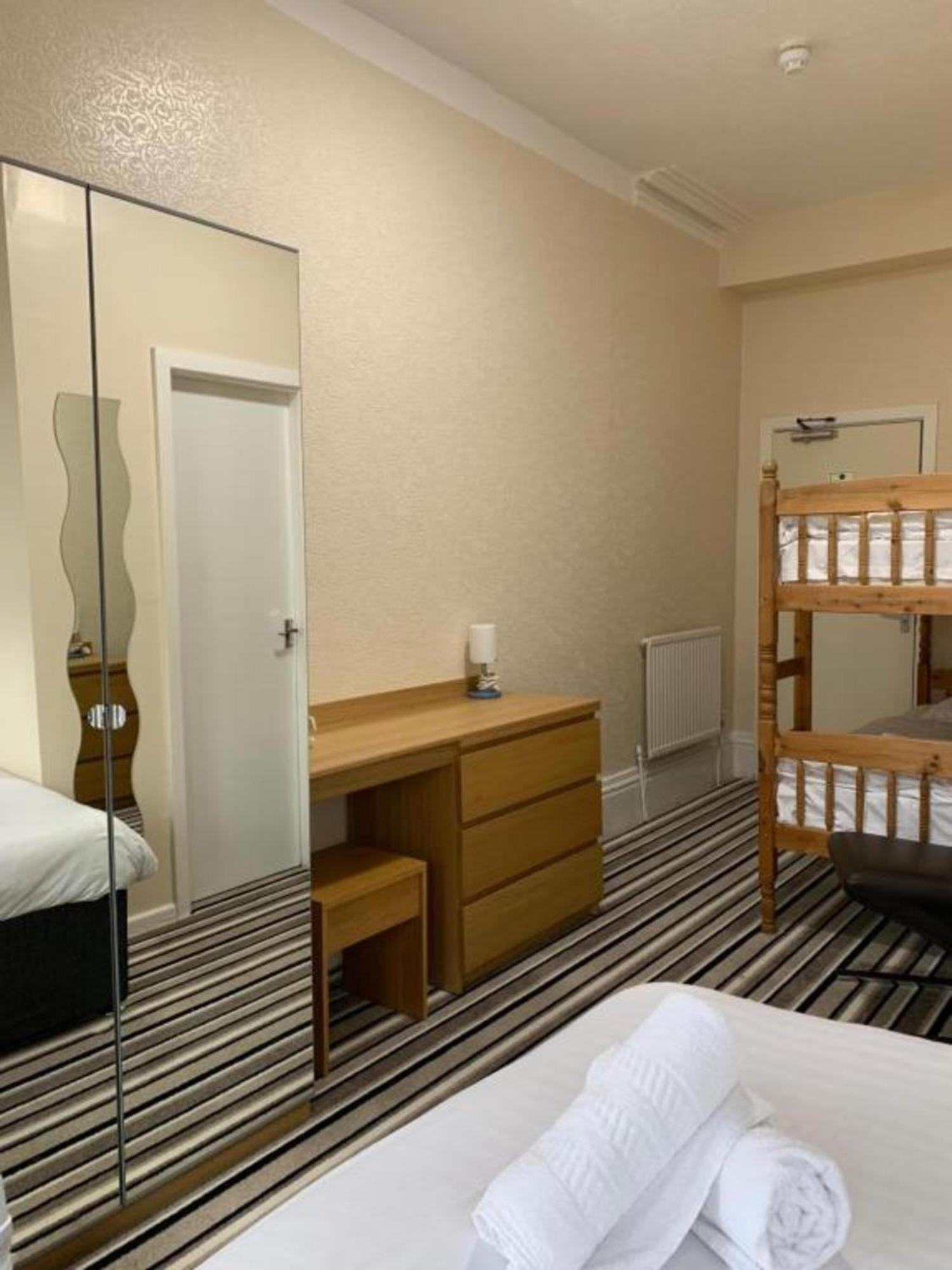 Oyo Wave Crest Hotel Blackpool Esterno foto