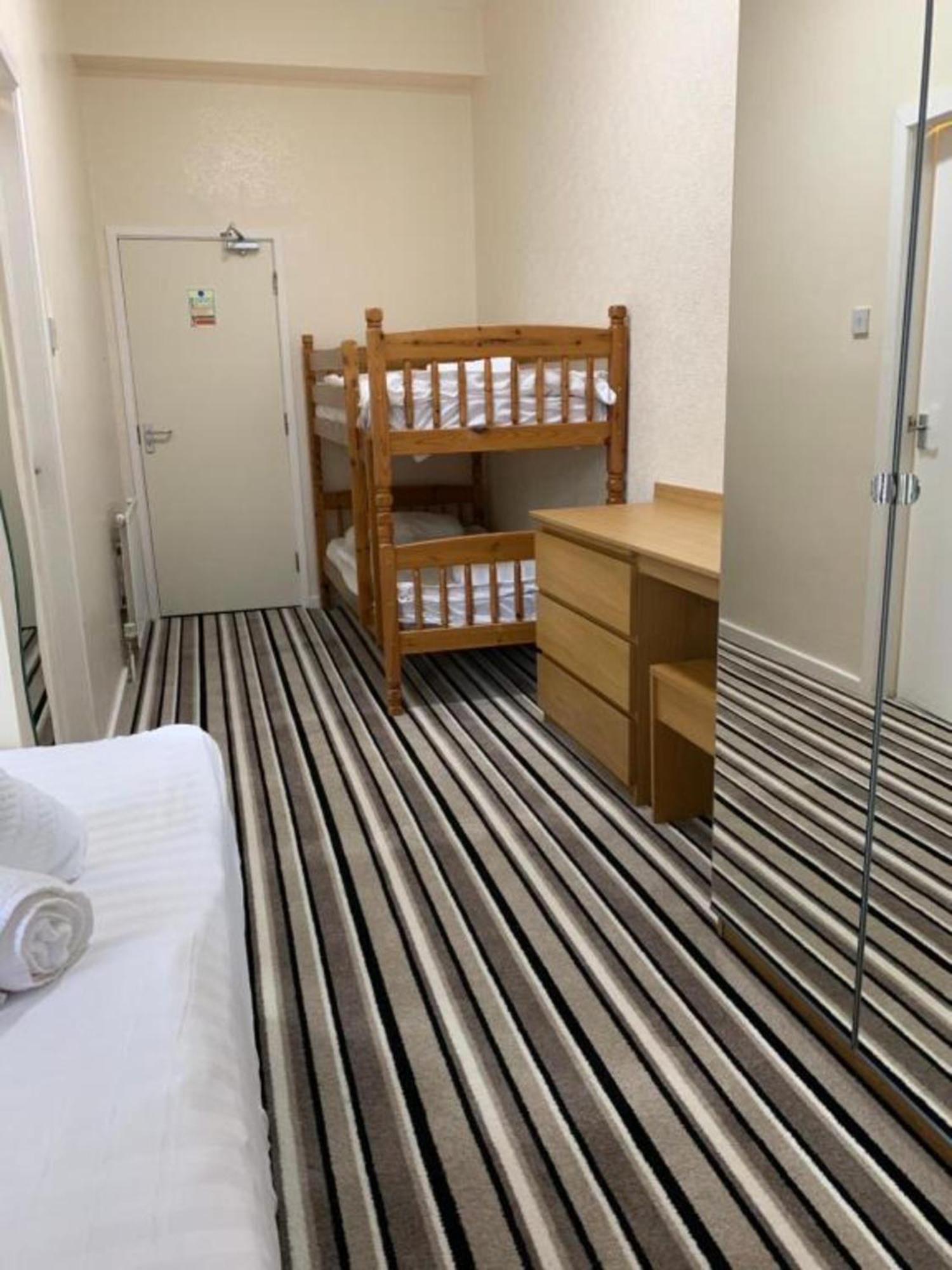 Oyo Wave Crest Hotel Blackpool Esterno foto